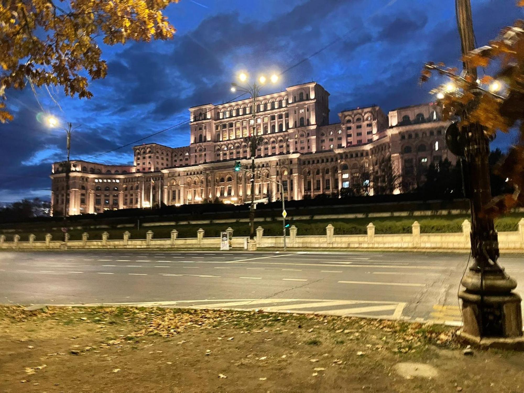 Apartament Zona Marriott-Palatul Parlamentului Bucarest Esterno foto